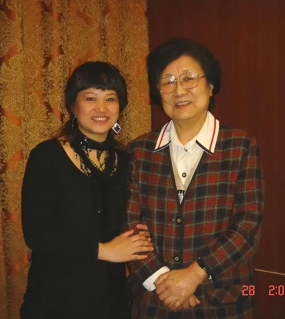 回顾马玉涛离婚又再婚丈夫病逝10年女儿见证了他们的恩爱