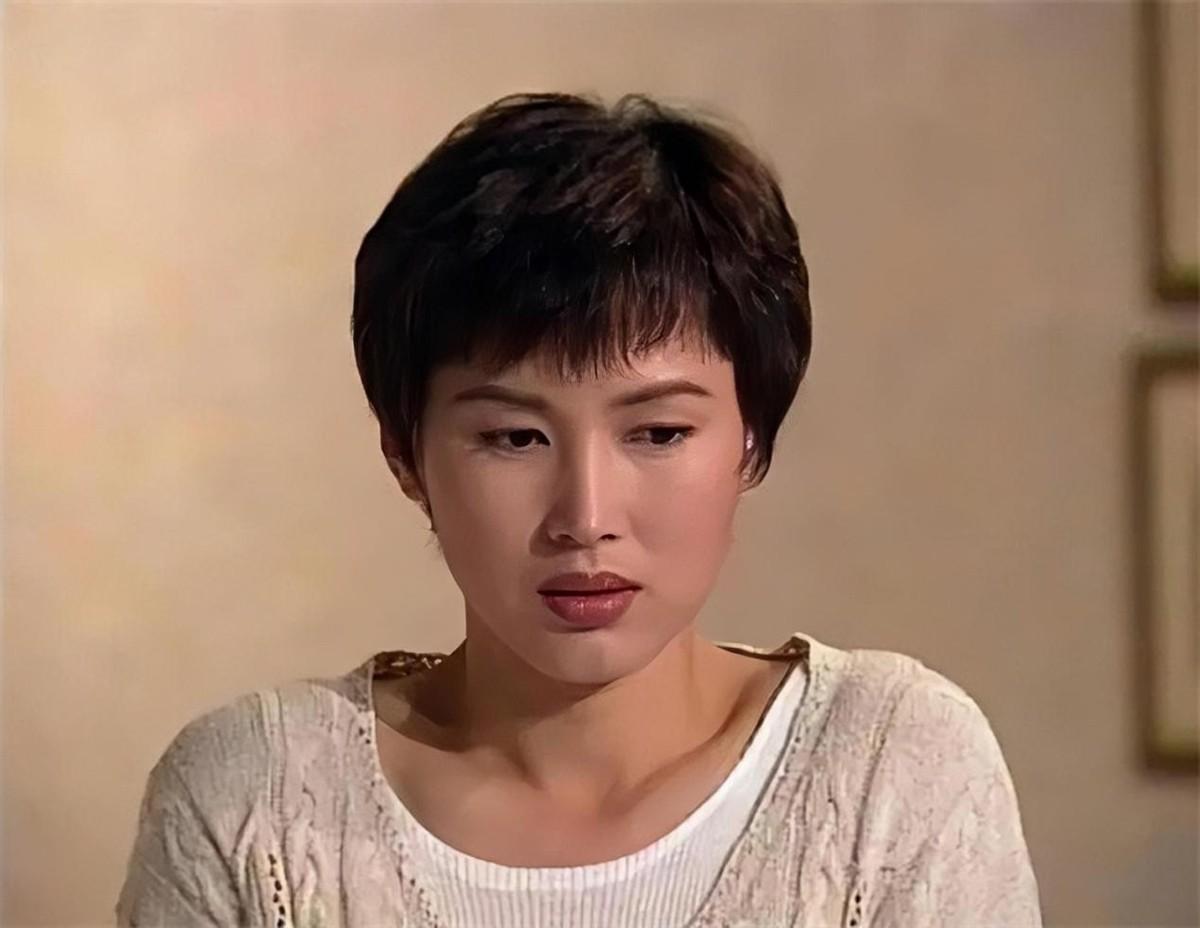 回顾陈秀雯:被老公败光家产不离婚,还和妹妹断交逼得儿子自闭