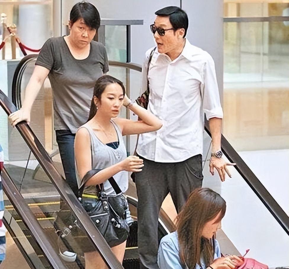 而今梁家辉和江嘉年结婚36年,依然甜蜜恩爱,女儿也已经长大成人,变得