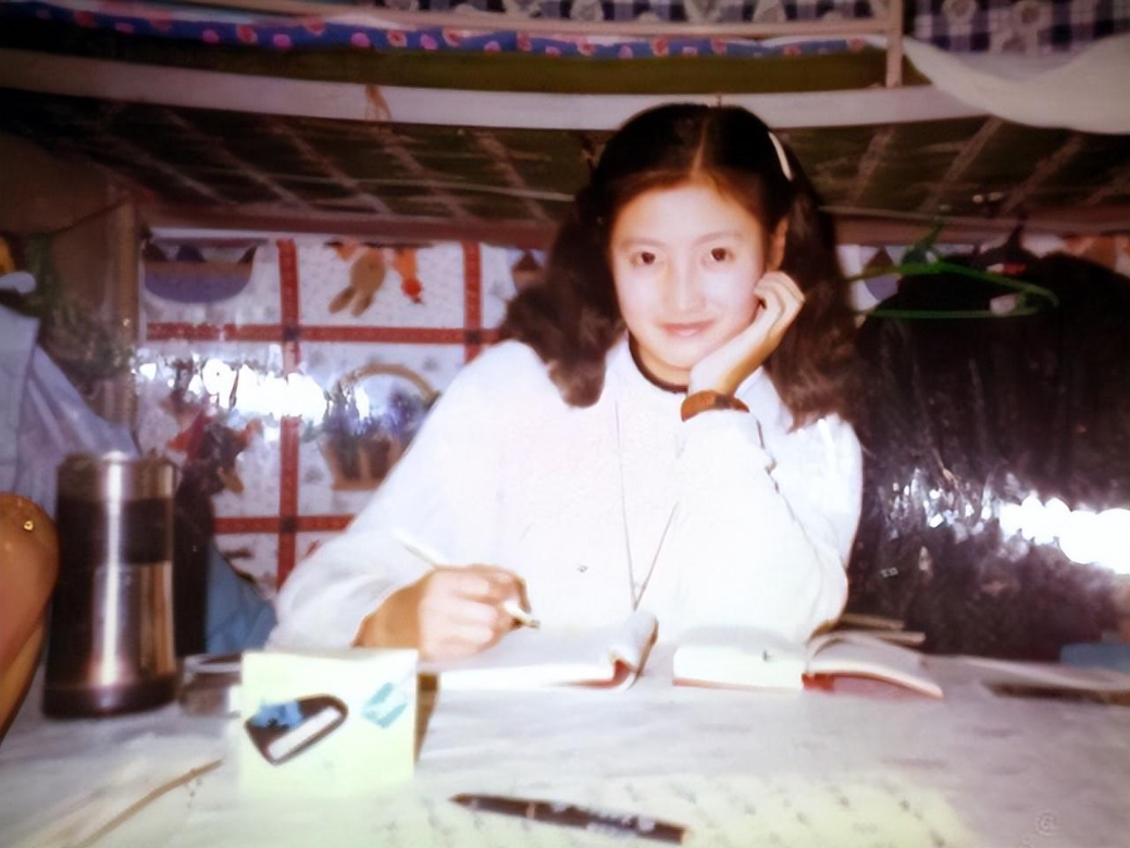 回顾主持人春妮坚持丁克二婚嫁给刚强如今一家三口幸福甜蜜