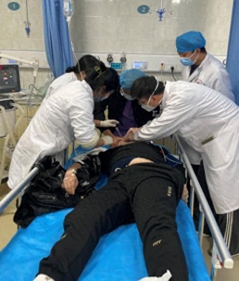 谨慎饮酒!男子急性酒精中毒,医生紧急施救助其逃离"鬼门关"