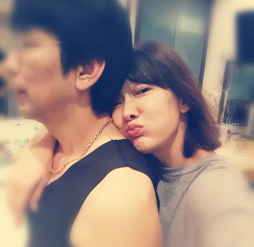 回顾演员牛莉嫁梦中情人恩爱25年婚后生一女幸福美满