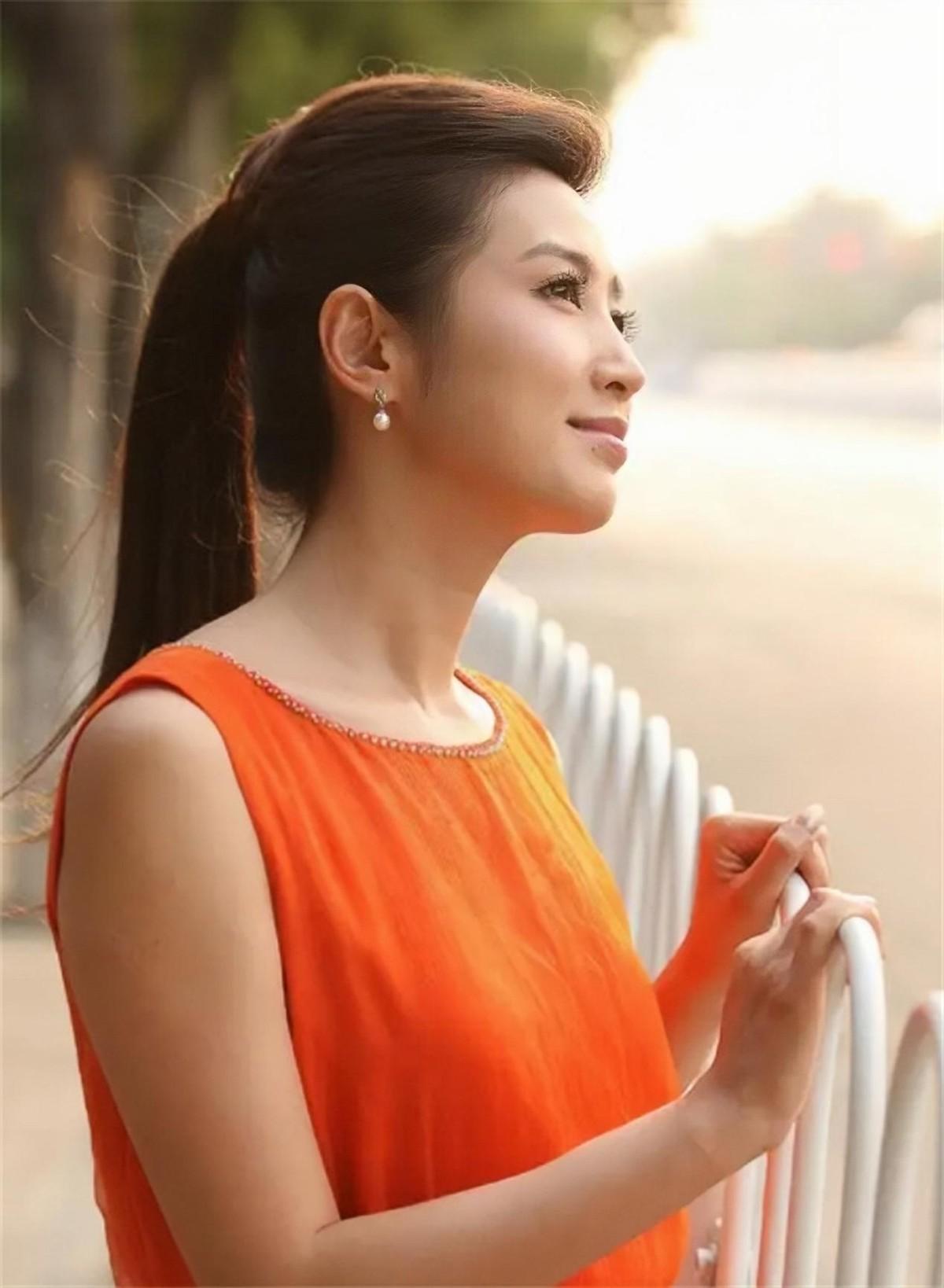 回顾主持人春妮坚持丁克二婚嫁给刚强如今一家三口幸福甜蜜