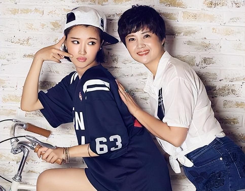 回顾演员奚望在继父刘之冰的支持下离婚带着女儿的她怎样了