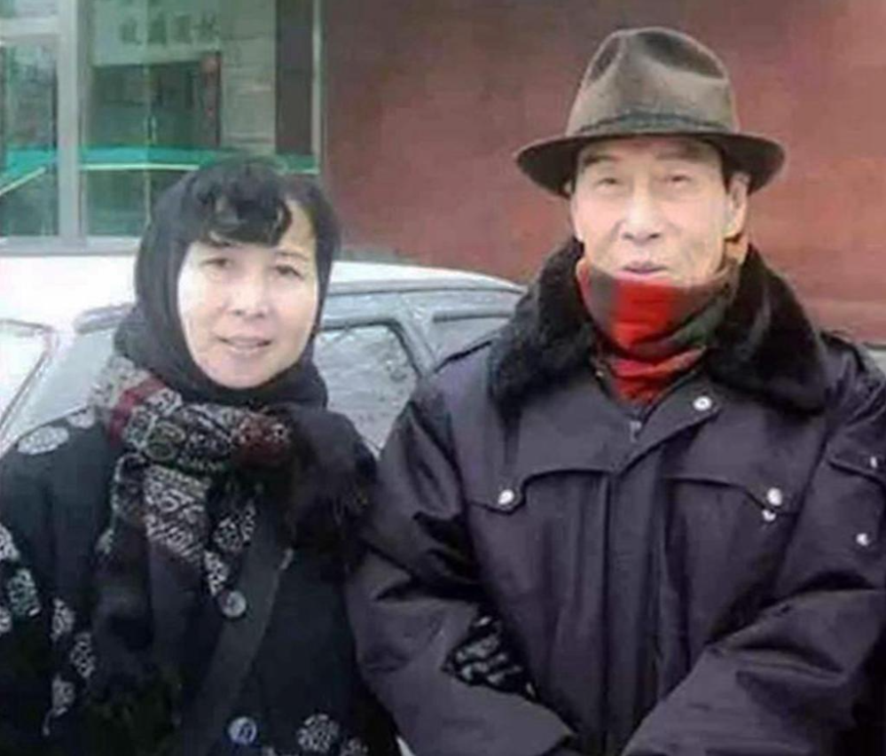 1988年,俞湖听闻杜凤霞的小女儿因为工作原因,需来北京采购饰品.