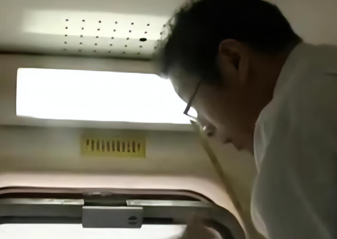 回顾13年夫妻坐火车回家妻子在厕所待半小时后消失结果如何