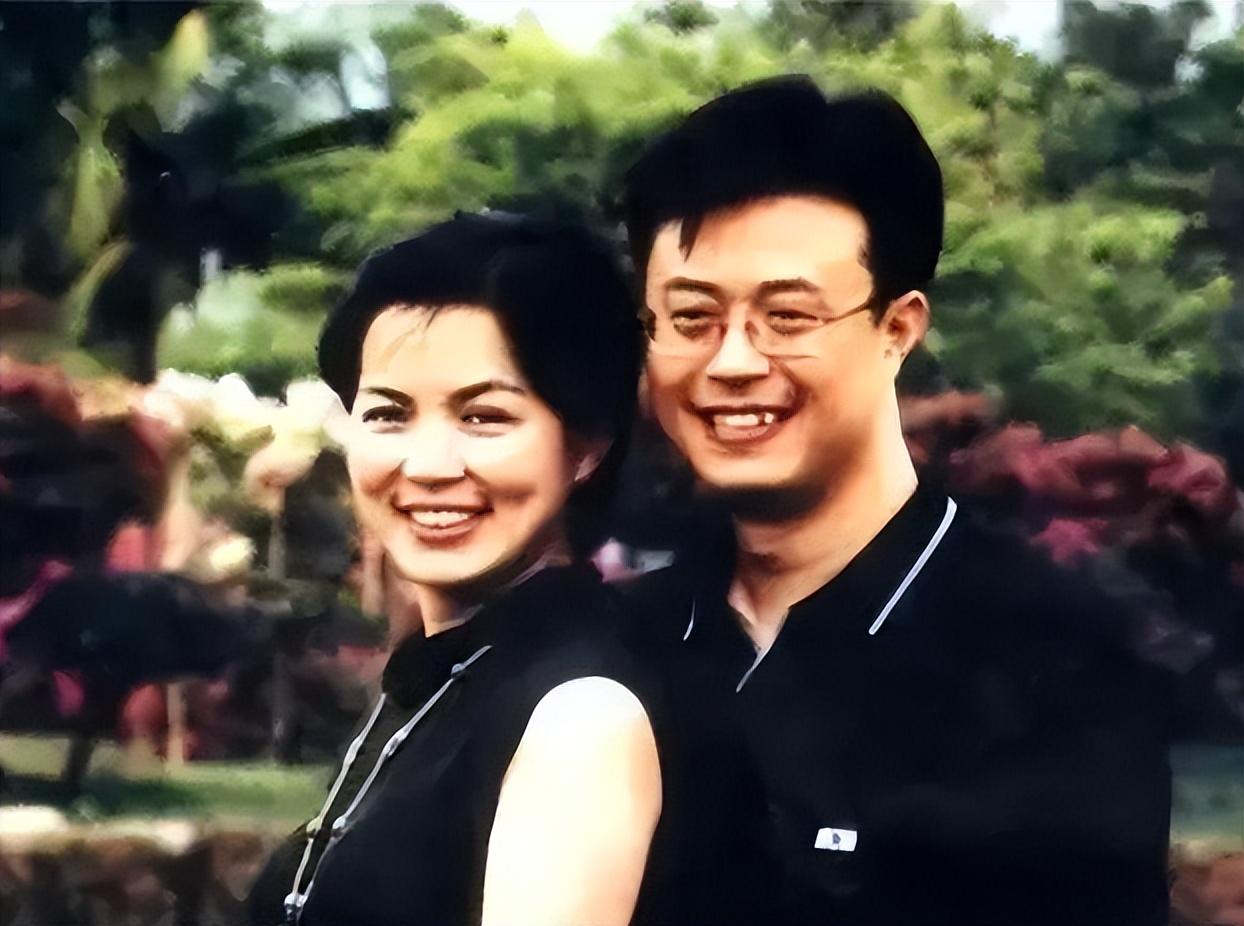 入职央视时白燕升年仅26岁,再加上文质彬彬的台风和出色的能力,是不折