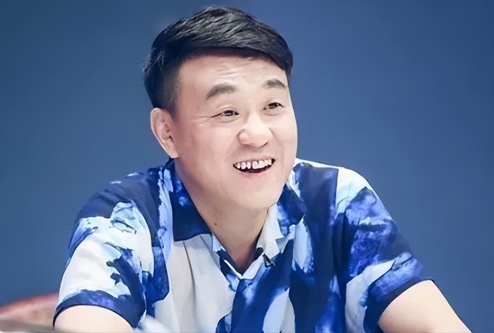 回顾何冰发妻是他爱了26年的同桌结婚几十年没绯闻