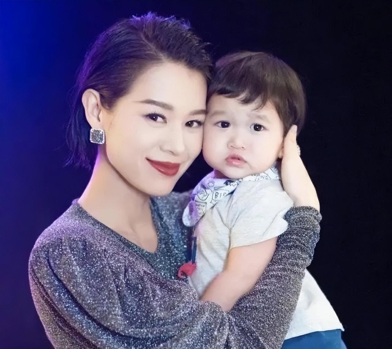 回顾演员胡杏儿我这辈子正确的决定就是为普通丈夫生三个儿子