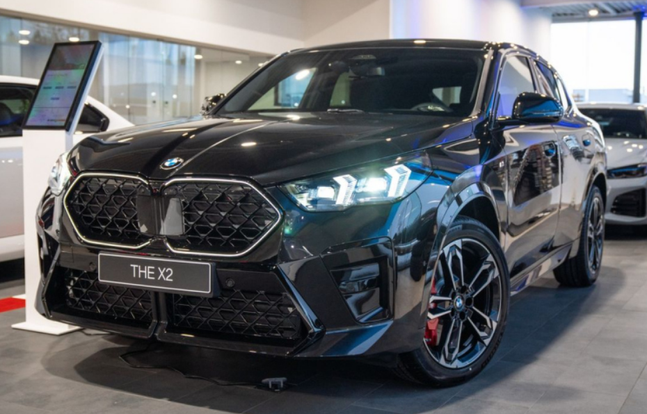 实拍全新宝马x2,搭载2.0t四缸发动机,全身黑色运动风格