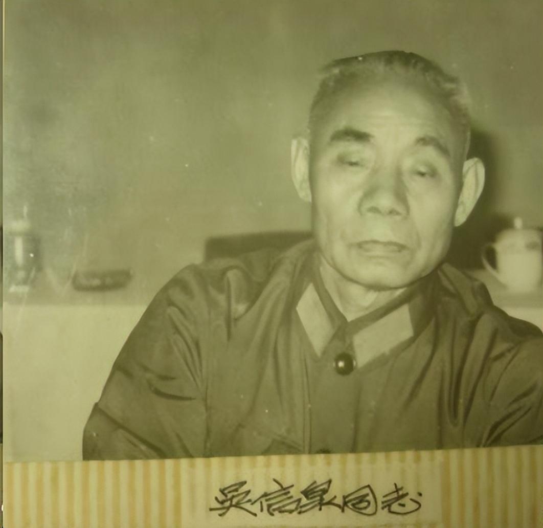 60年代,吴信泉将军和妻子,在炮兵大院里和12个子女的一张合影