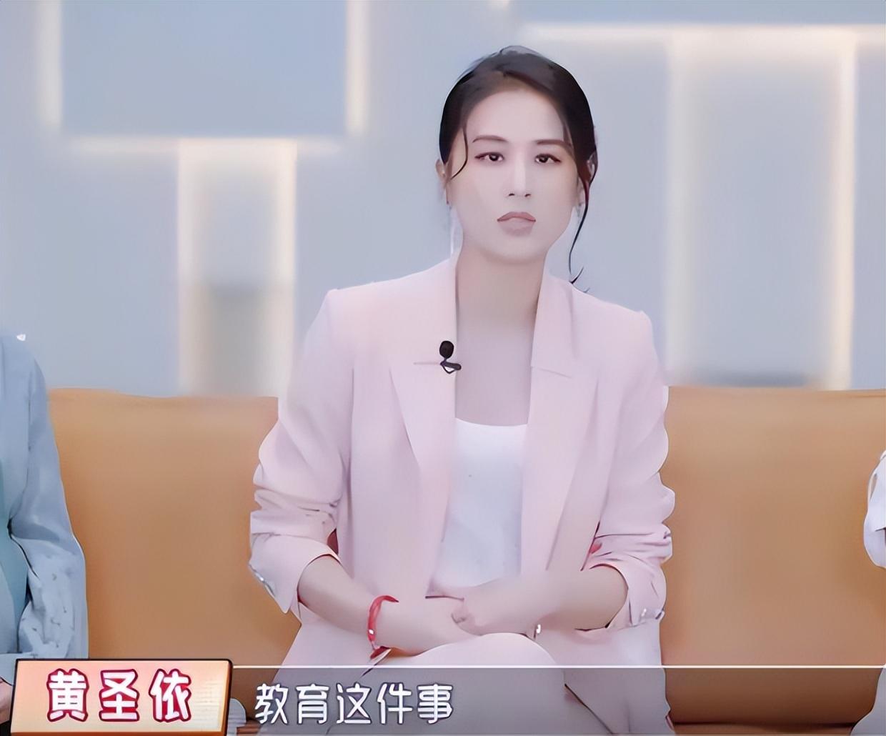 在网友们印象中,相对于安迪这个被奶奶带大的大儿子,黄圣依夫妇似乎更