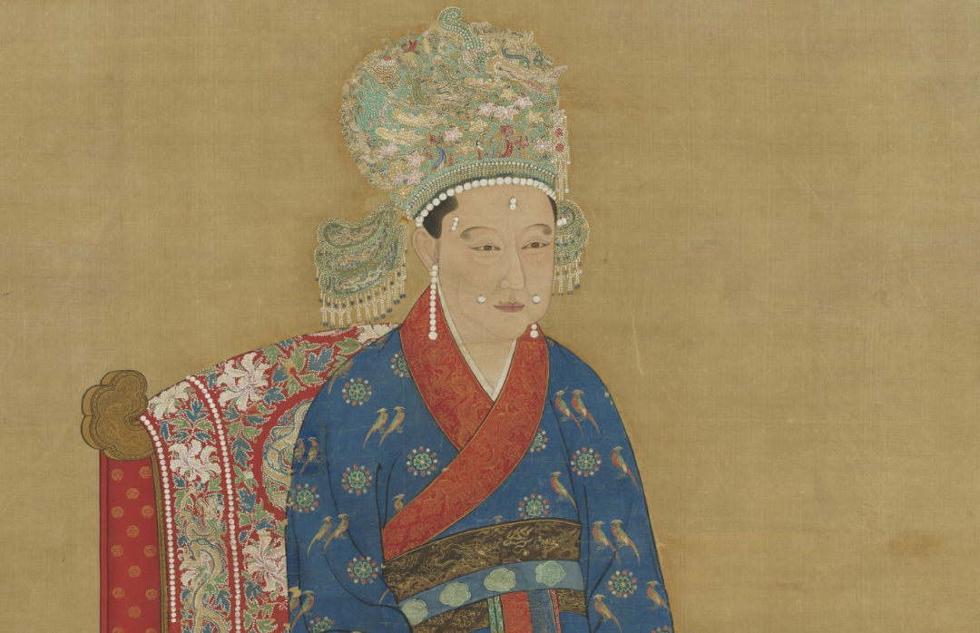 女儿出生后,有成群的黑凤在他家门口溜达,李道就给女儿起名凤娘.