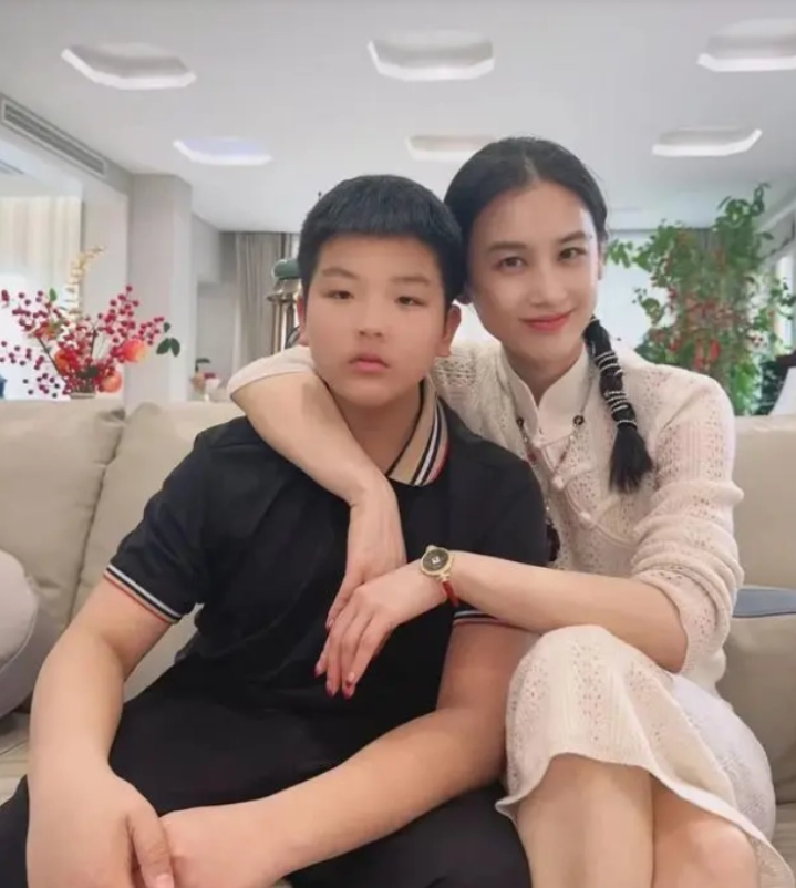 在网友们印象中,相对于安迪这个被奶奶带大的大儿子,黄圣依夫妇似乎更