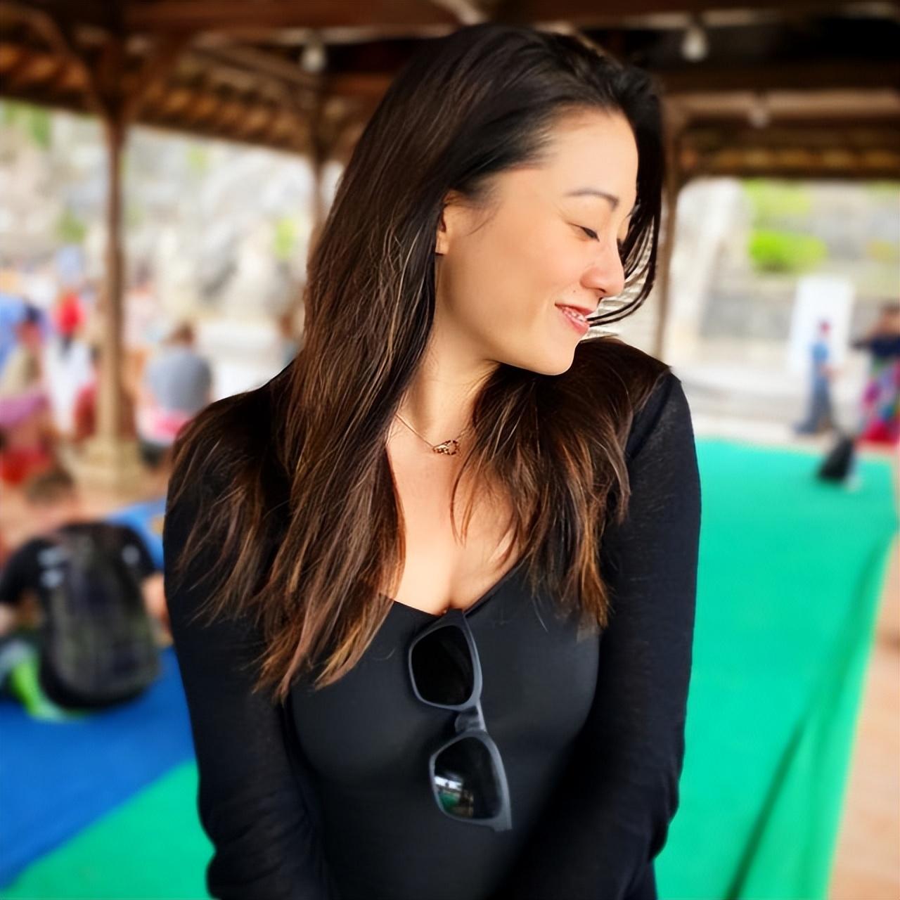 璀璨星光下引发无数热议![原文:冻龄女星廖碧儿激情追星 .