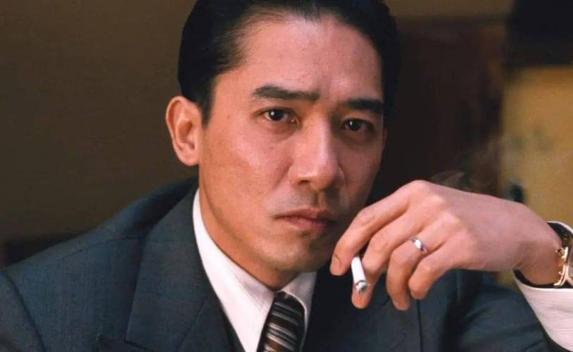 梁朝伟原生家庭条件并不是很好,他早早地辍学什么脏活累活都干过,直到