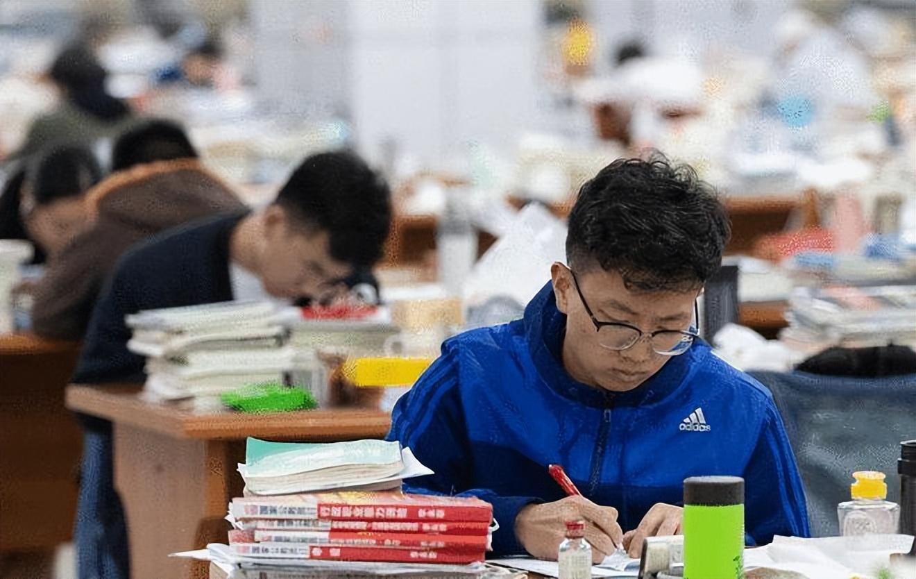 人民日报痛批大学生你不失业天理难容再挥霍青春这辈子就完了