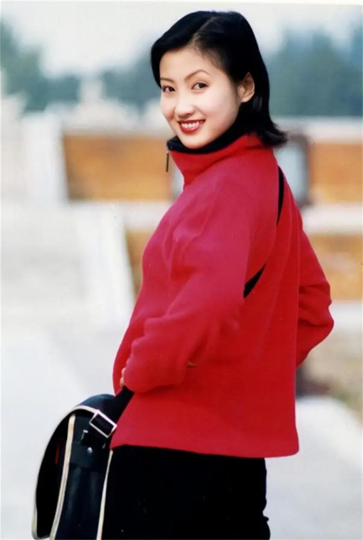 回顾主持人春妮坚持丁克二婚嫁给刚强如今一家三口幸福甜蜜