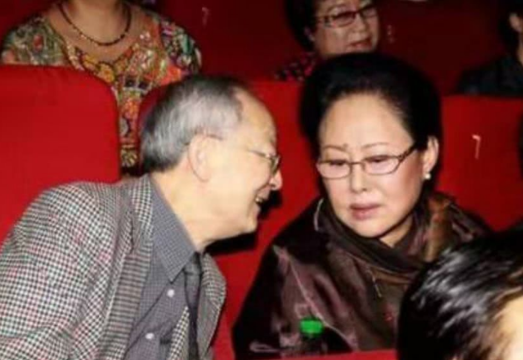 回顾斯琴高娃30年婚姻催人泪下老伴离世后她的坚持让人泪目