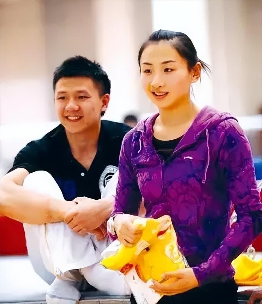 在遇到现在的丈夫之前,何雯娜曾有过一段恋情,对方是体操运动员陈一冰