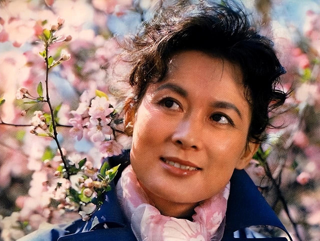 回顾著名演员向梅息影前后生活差距大儿子用孝心托起母亲的梦