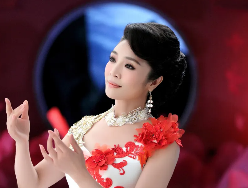 回顾李丹阳风光背后有心酸家人接连去世57岁的她现状怎样