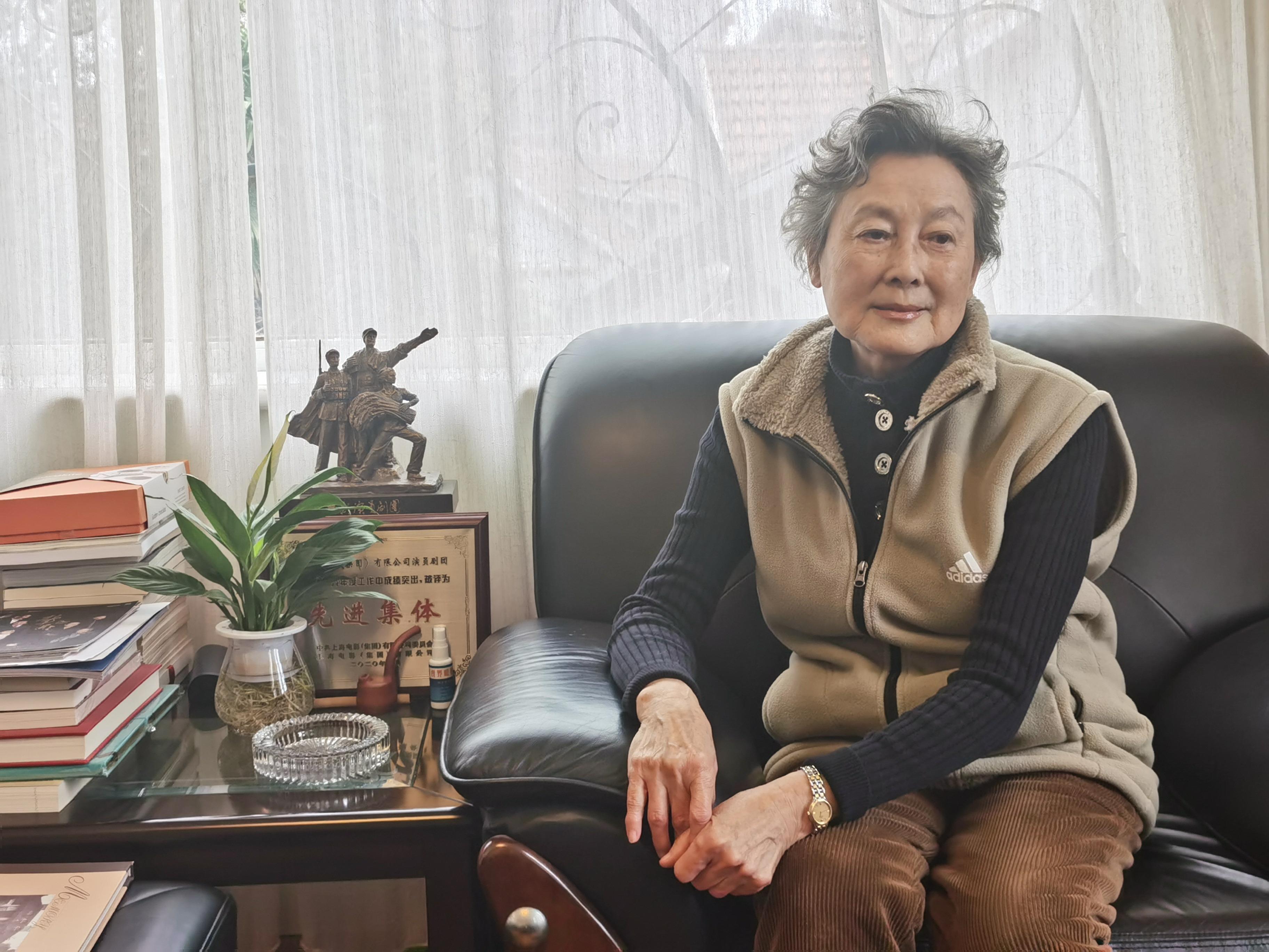 回顾著名演员向梅息影前后生活差距大儿子用孝心托起母亲的梦