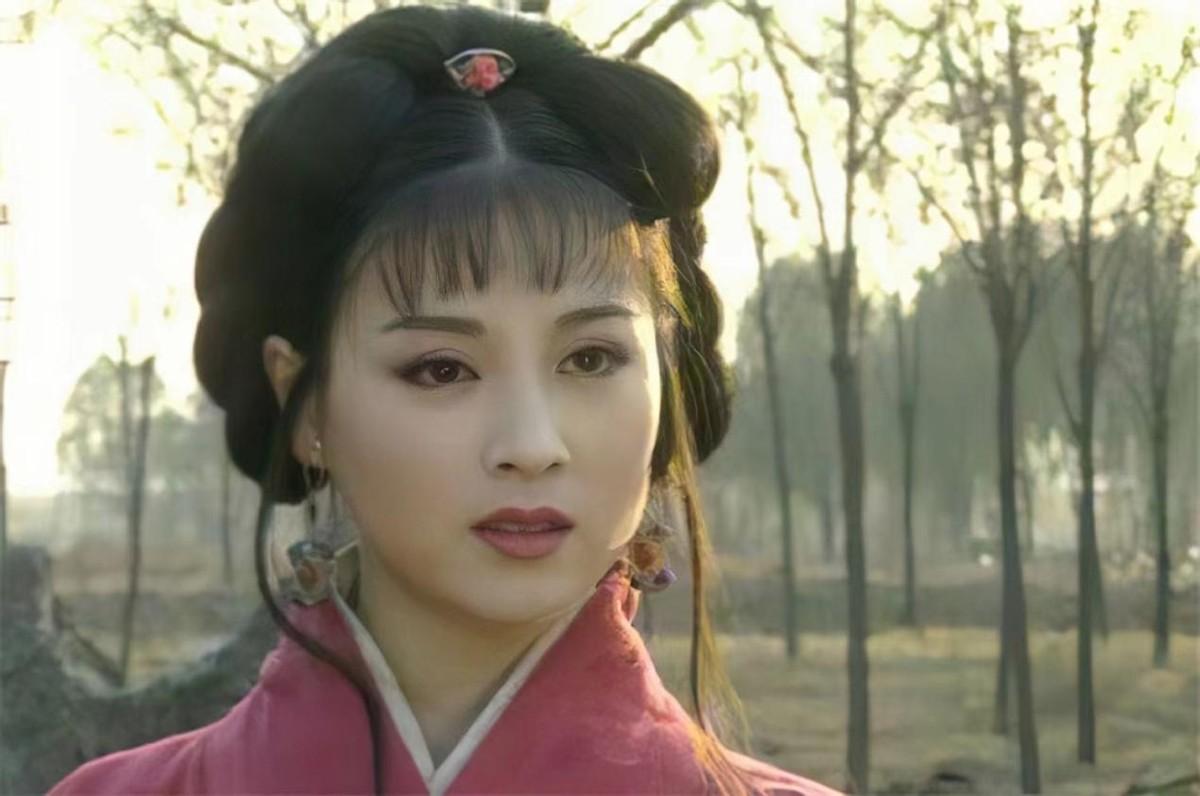 回顾赵明明月子期间办离婚23年坚持不嫁陪伴女儿52岁依旧单身