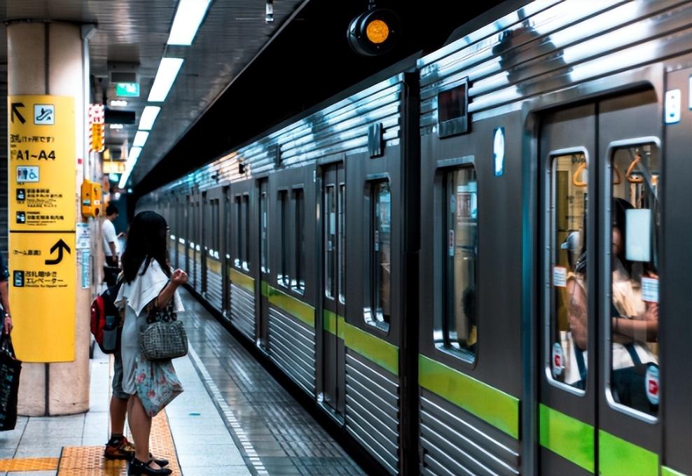 东京地铁恐袭事件2021年男子为获得死刑假扮小丑地铁纵火砍人