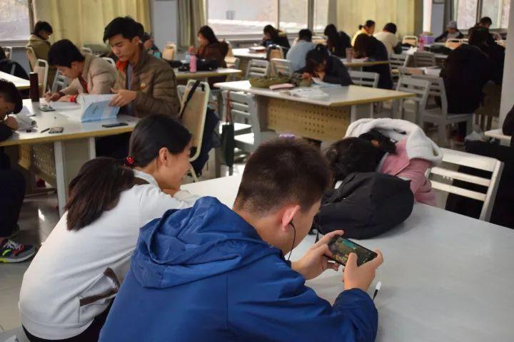 人民日报痛批大学生你不失业天理难容再挥霍青春这辈子就完了