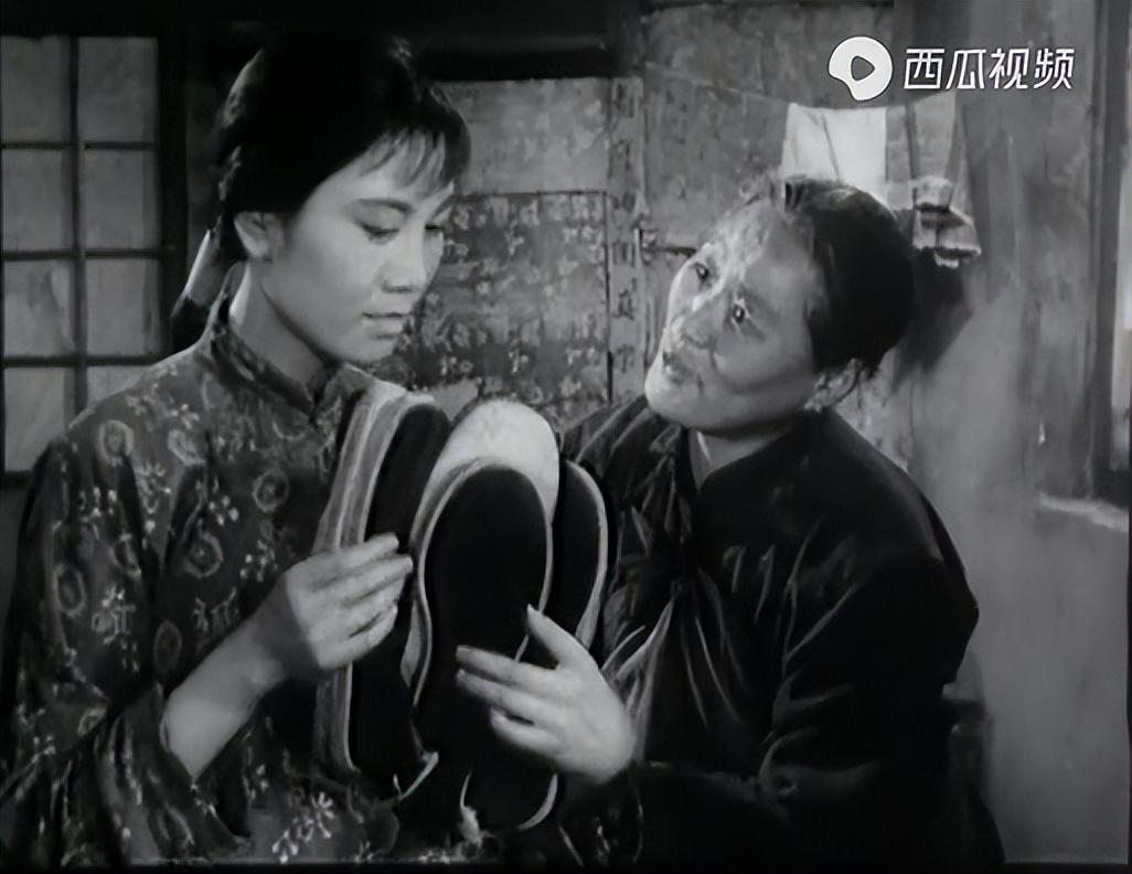 回顾"嘎子奶奶"李健91岁葬礼普通:一无所有的来,一无所有地走