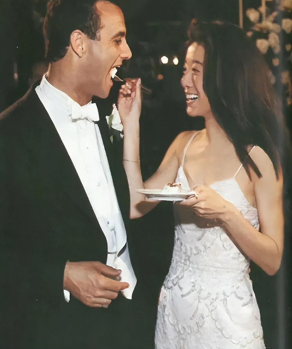 回顾74岁王薇薇白兜帽现身伦敦眼神犀利面容衰老身材依旧