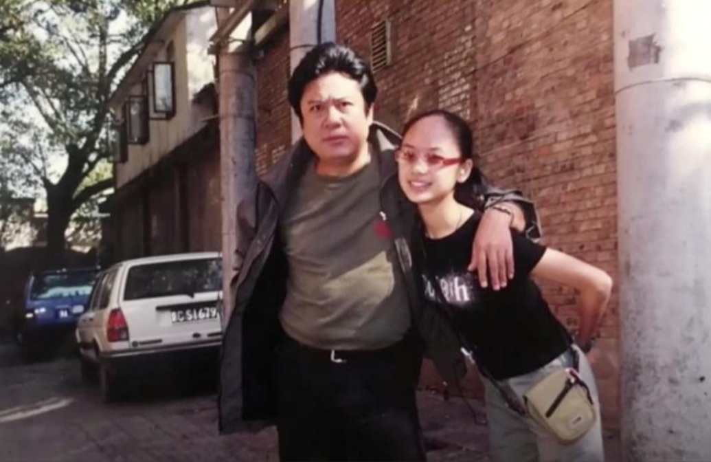 回顾张潮的女儿张晔子在没有父爱的环境里带泪成长34岁仍未婚