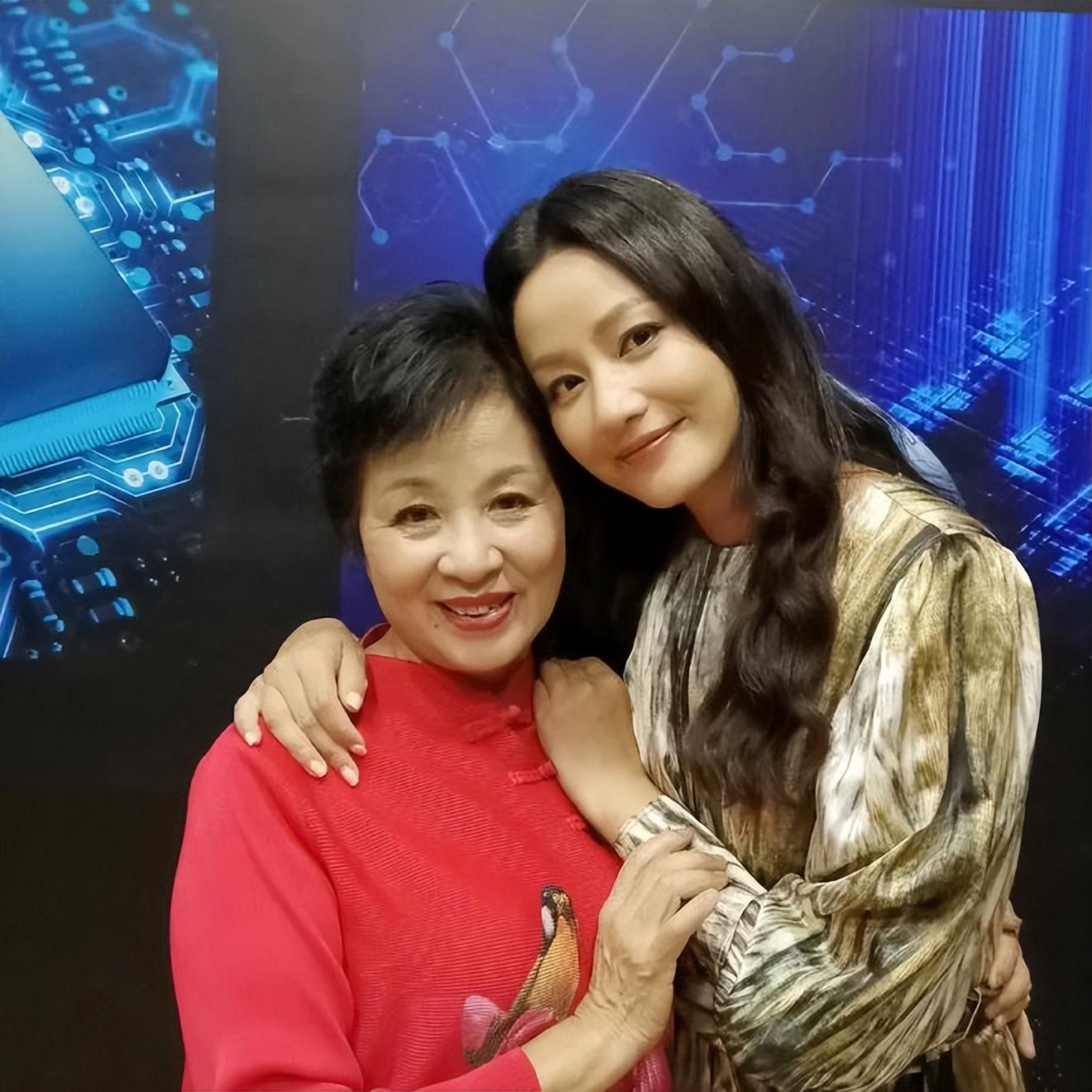 回顾瞿颖的母亲丁家珍女儿52岁仍未婚单身让她纠结心痛