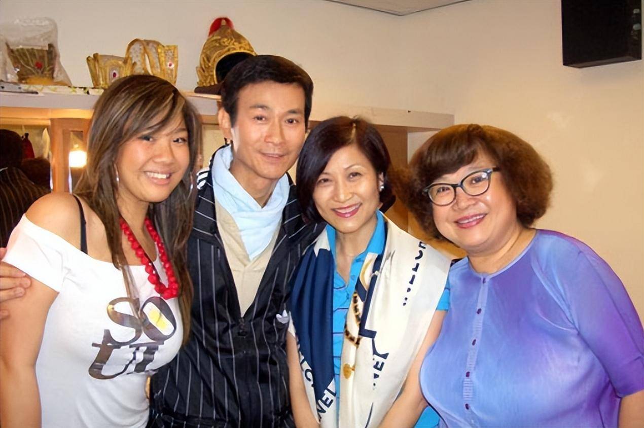 回顾沈殿霞之女郑欣宜我早逝的母亲我再婚的父亲读懂泪满流