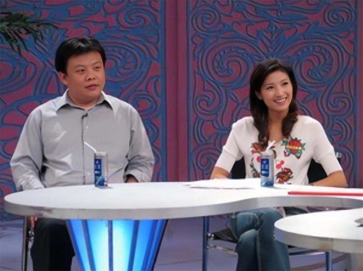 摄影师好心地将镜头切远,那一期的现场春妮全身出镜,弱化了风激出来的