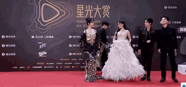 澳门这夜站于和伟旁边的杨紫让所有人见识了她的名气