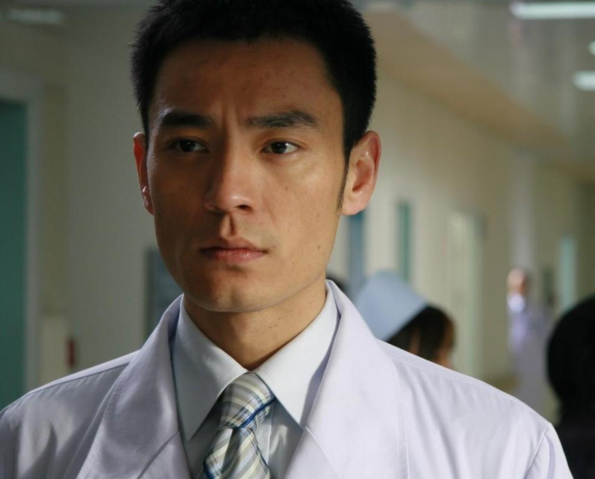 回顾李光洁:踏着郝蕾上位,负过殷桃,后竟为小10岁的她收心