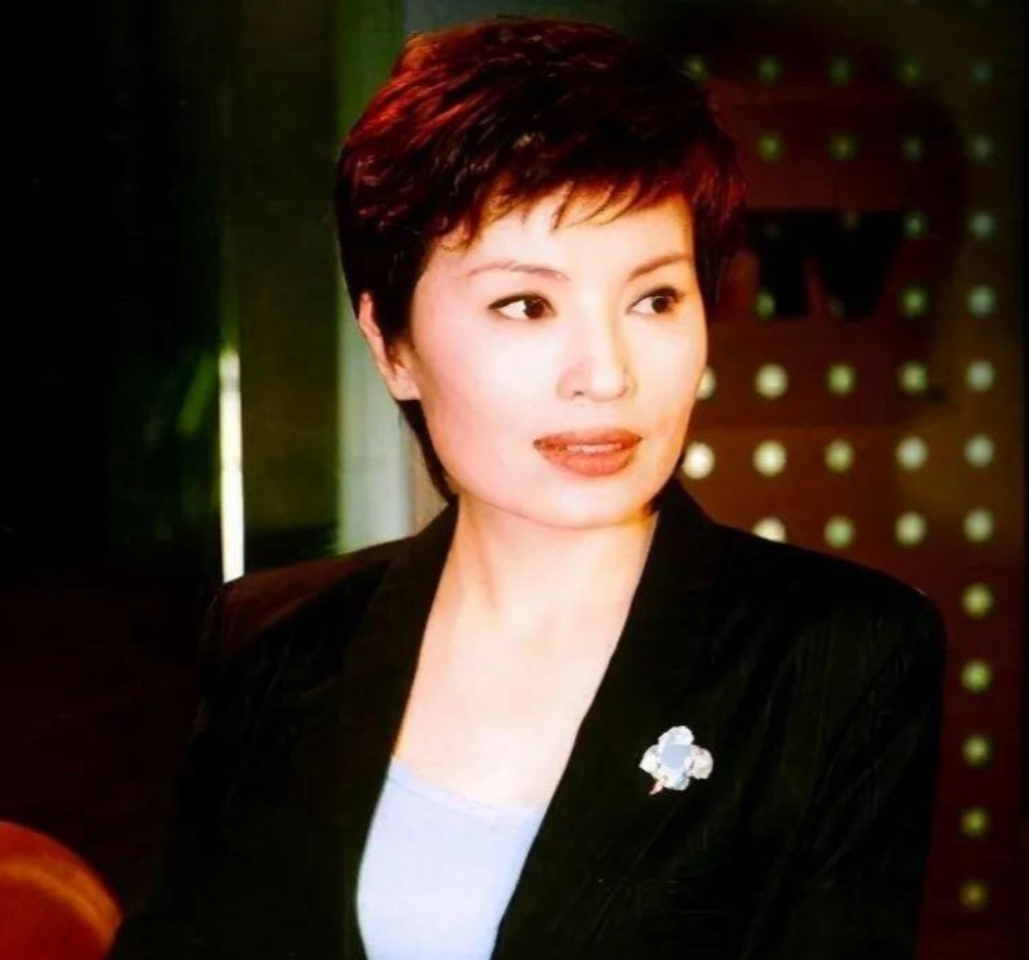 回顾央视主持人李瑞英风光背后有心酸儿子坠楼依旧坚守岗位