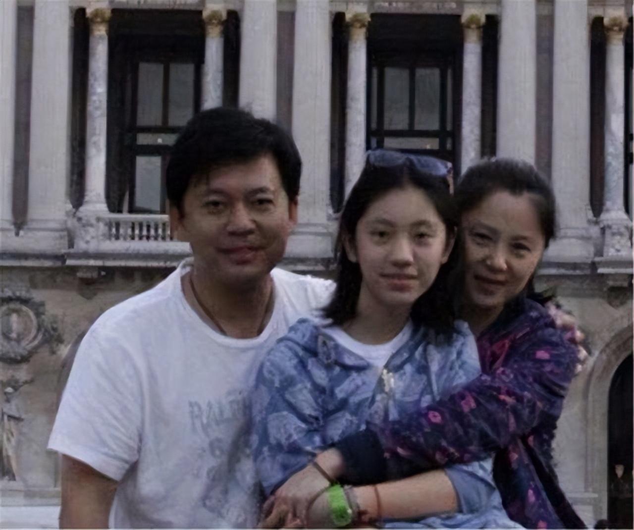 回顾演员何政军我这辈子最正确的决定就是娶了一个平凡的妻子