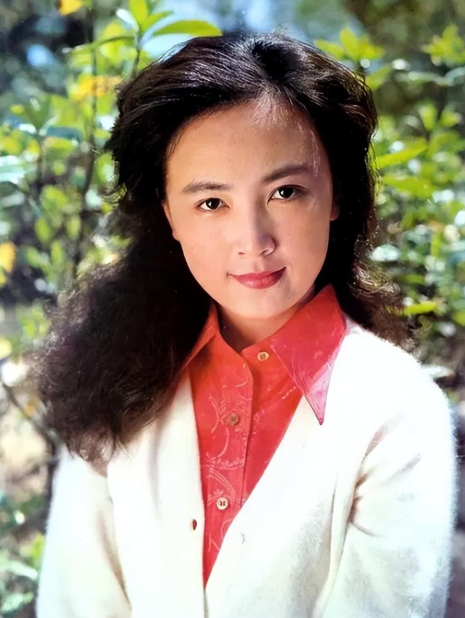 在两次考试失败后,李玲没有放弃,她报考了北京实验话剧院,这回终于不