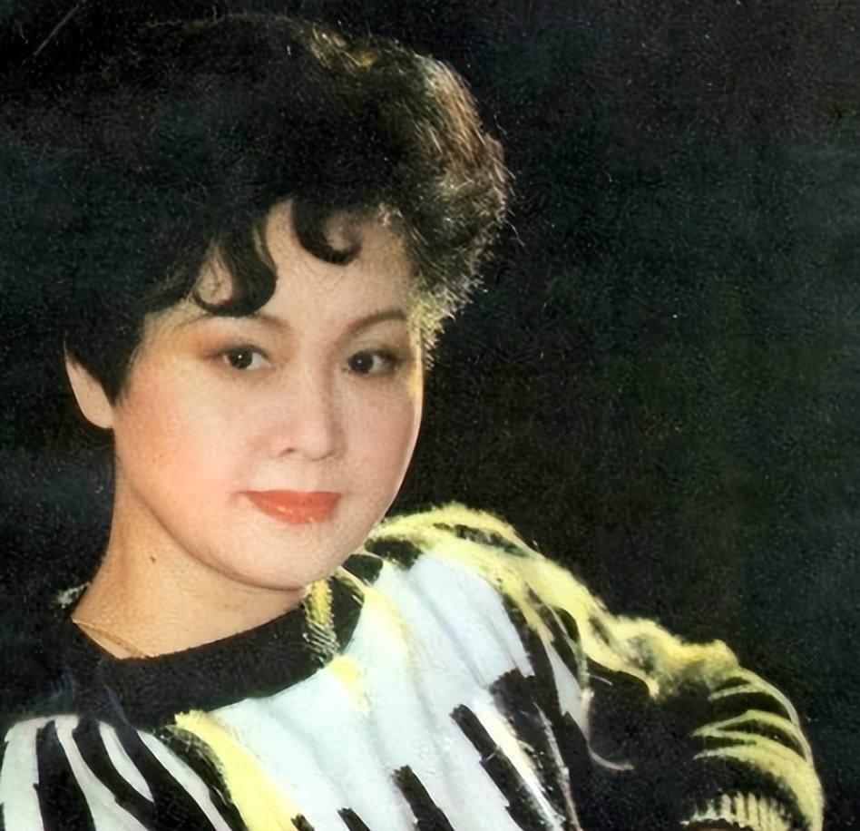 回顾李谷一错过女儿成长送别风雨相伴的丈夫风光背后有泪水