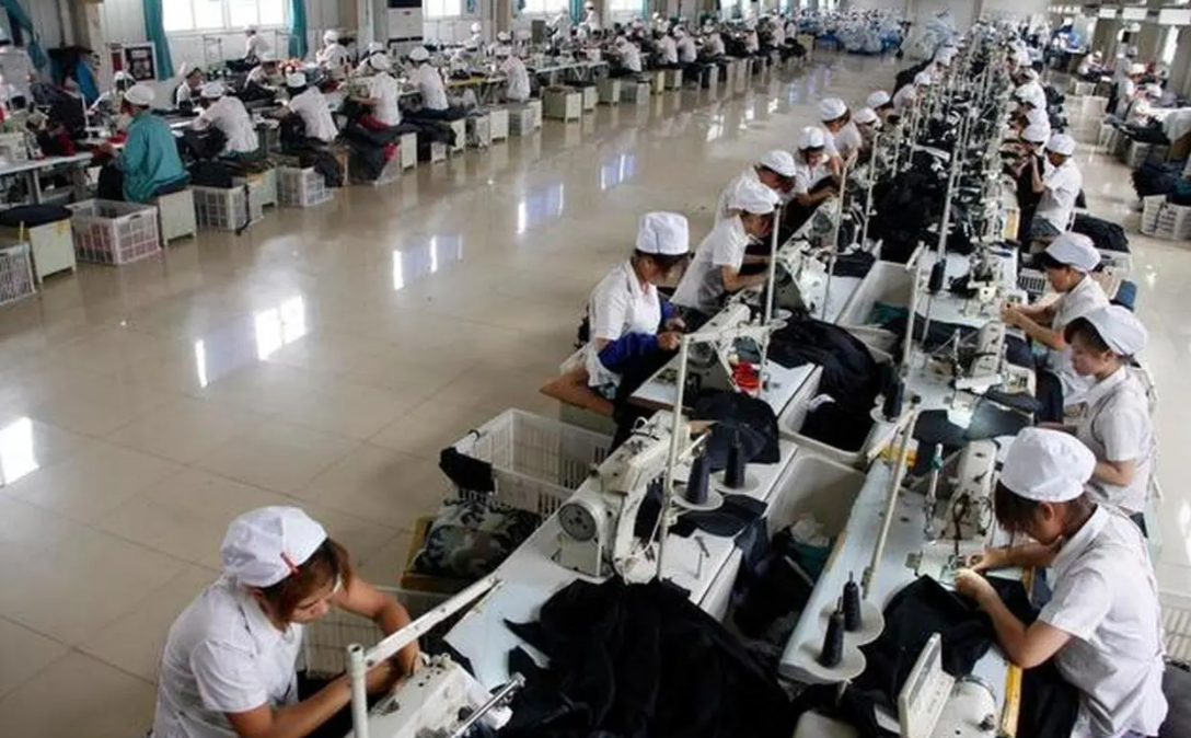 2022年80岁老人与小23岁妻子离婚10亿家产平分老人越想越冤