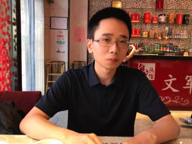 因为成绩优异,2006年,谢雕考进了垫江一中,从农村转到了县城里面读书.