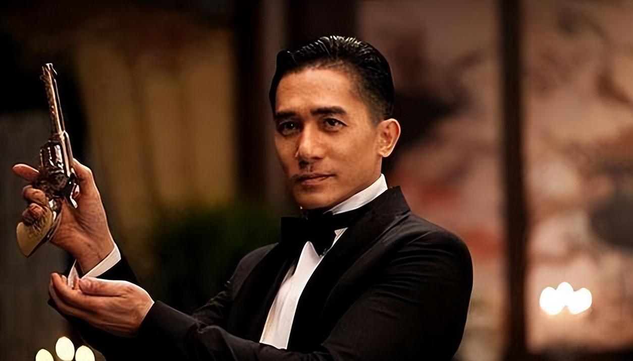 梁朝伟原生家庭条件并不是很好,他早早地辍学什么脏活累活都干过,直到