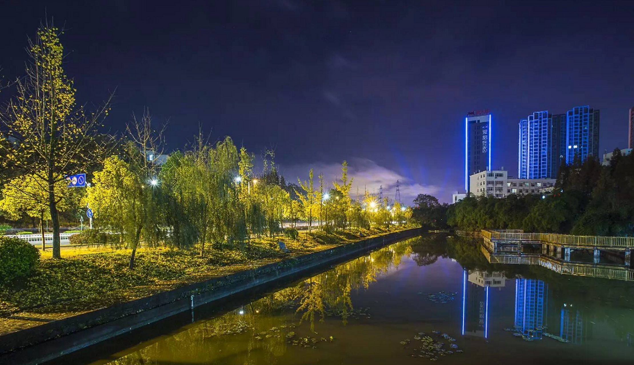 北京物资学院夜景图片