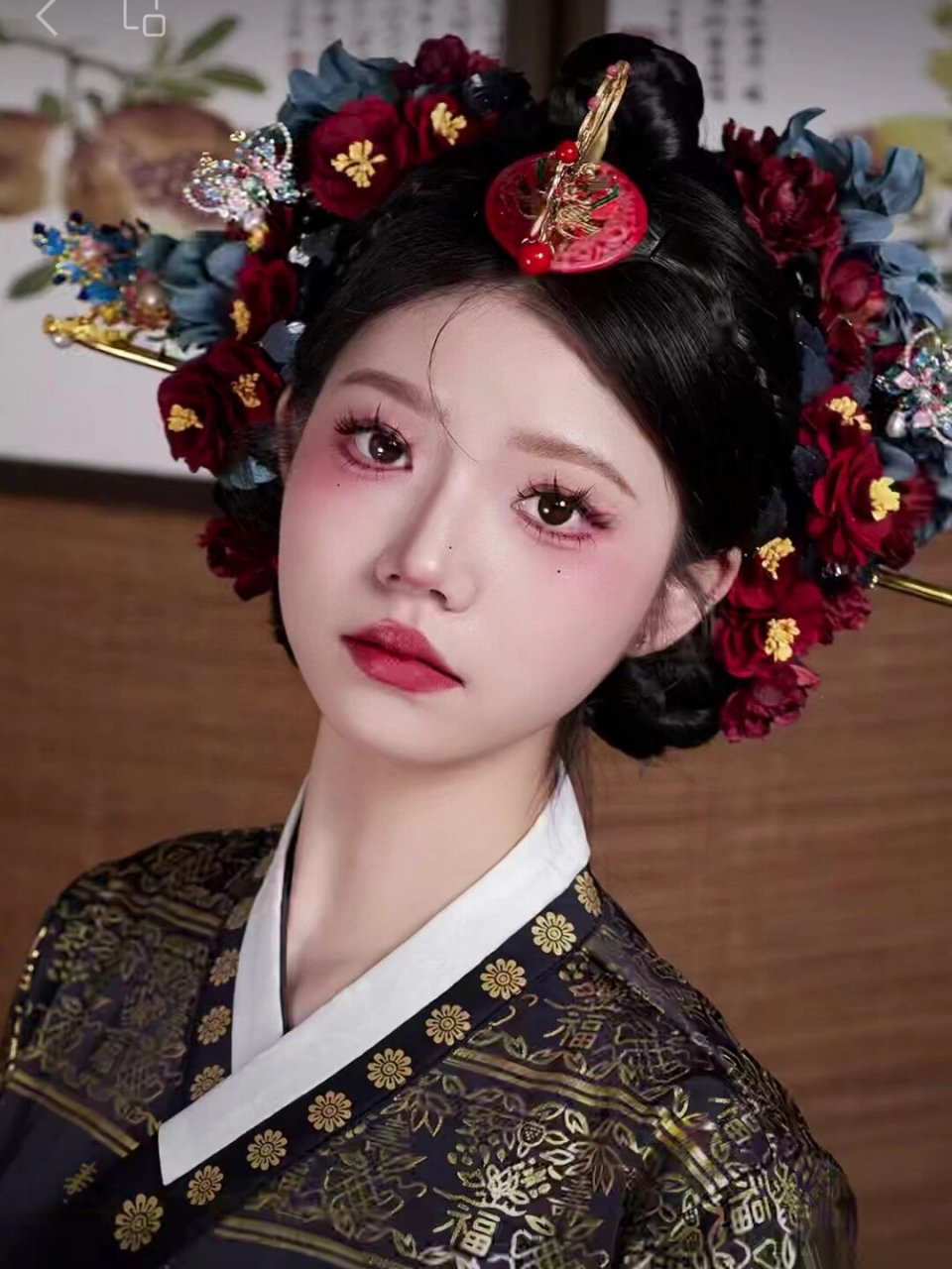这红色烫金延吉宫廷风妆容简直绝了,绝对是朝鲜妆造界的天花板啊!