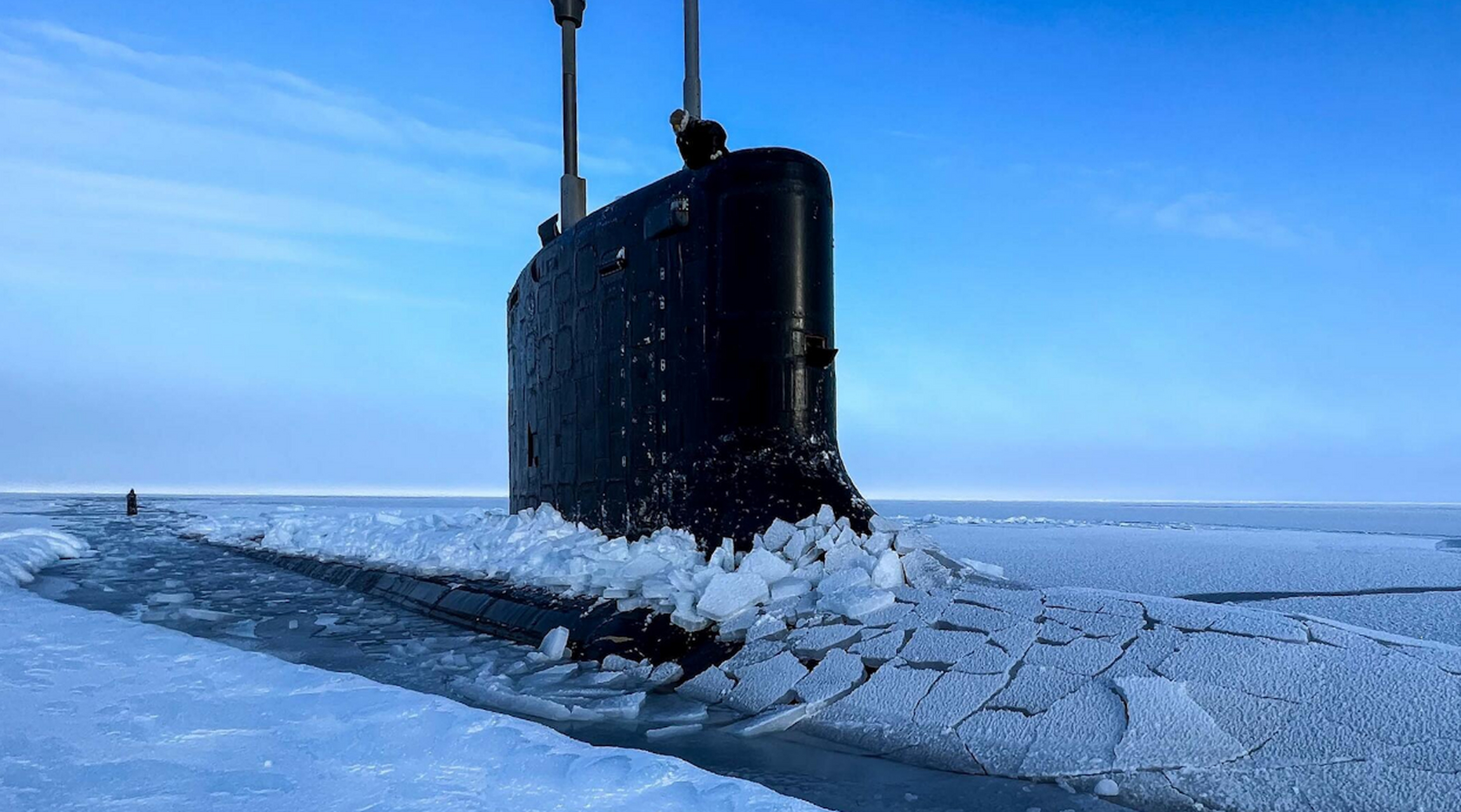 北极传来异动】美军2艘"洛杉矶"级攻击核潜艇在北极破冰上浮,进行"冰
