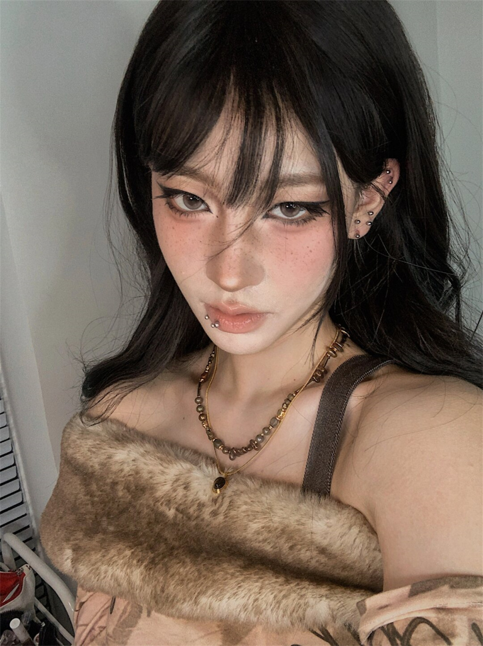 99我最近尝试了一款超级野性又充满欲望的新妆容,简直美翻了!