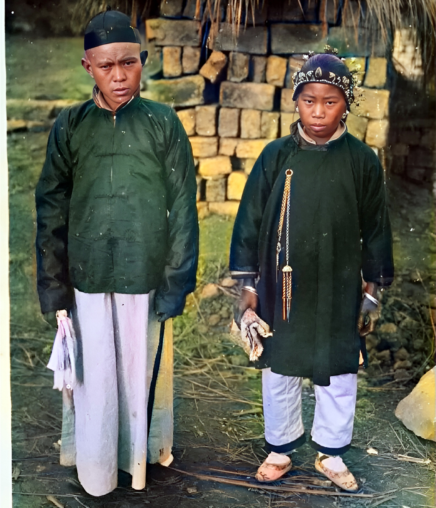 晚清,一对新婚夫妻,新郎只十三岁,头戴瓜皮帽,穿长